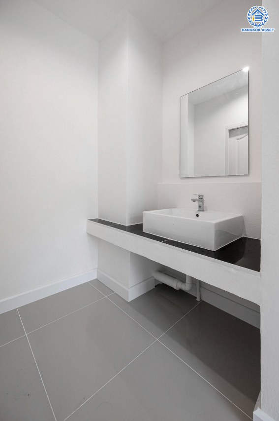 บ้านมือสองตกแต่งใหม่ โครงการ บุษราคัมรีเจนท์ ปิ่นเกล้า-บรมราชชนนี เนื้อที่  67.50 ตร.ว. ฟังก์ชัน 3 ห้องนอน 3 ห้องน้ำ จอดรถได้ 2 คัน สภาพแวดล้อมดี เดินทางเข้าสู่เมืองได้สะดวกเชื่อมต่อ ถนนพุทธมณฑลสาย 2, ถนนบรมราชชนนี, ถนนกาญจนาภิเษก, ถนนศาลาธรรมสพน์ ใกล้เซ็นทรัลปิ่นเกล้า, ตลาดสดธนบุรี และจุดขึ้นทางด่วน "ศรีรัช"